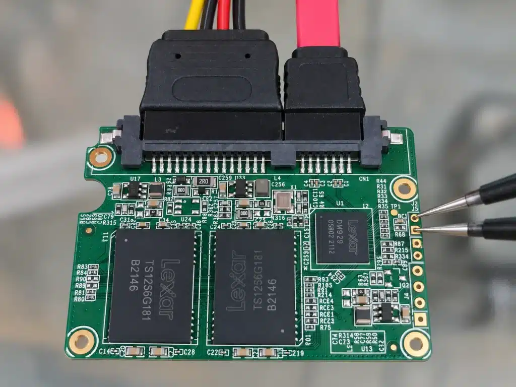Placa de un SSD SATA Lexar conectada a cables de datos y alimentación durante su revisión en el laboratorio Nekiori